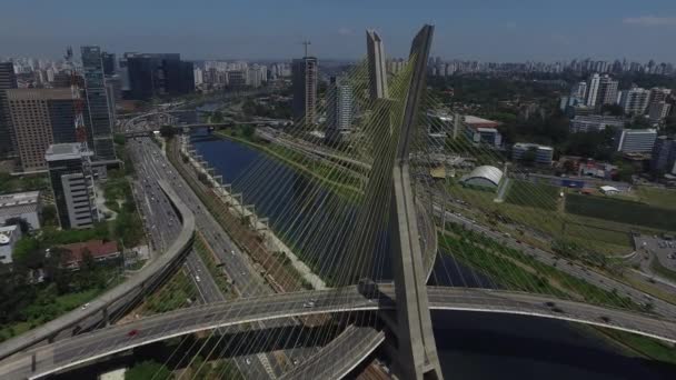 Luchtfoto van de Octavio Frias de Oliveira bridge of Ponte Estaiada in de stad van Sao Paulo, Brazilië — Stockvideo