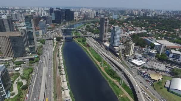 Octavio Frias de Oliveira köprü veya Ponte Estaiada yılında Sao Paulo, Brezilya şehrin havadan görünümü — Stok video