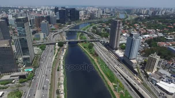 Вид с воздуха на мост Octavio Frias de Oliveira или Ponte Estaiada в городе Сан-Паулу, Бразилия - июль 2016 — стоковое видео
