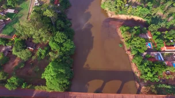 Vue aérienne de la rivière Pardo dans la ville de Serrana dans l'état de Sao Paulo - Brésil — Video