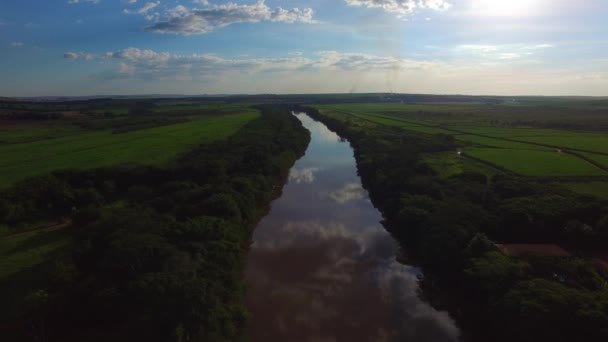 Sao Paulo devlet - Brezilya Serrana şehir içinde Pardo Nehri'nin havadan görünümü — Stok video