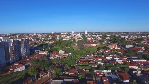 Luftaufnahmen in andradina stadt im staat sao paulo - brasilien. Juli 2016. — Stockvideo