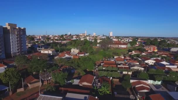 Съёмки с воздуха в городе Андрадина, штат Сан-Паулу, Бразилия. Июль, 2016 . — стоковое видео