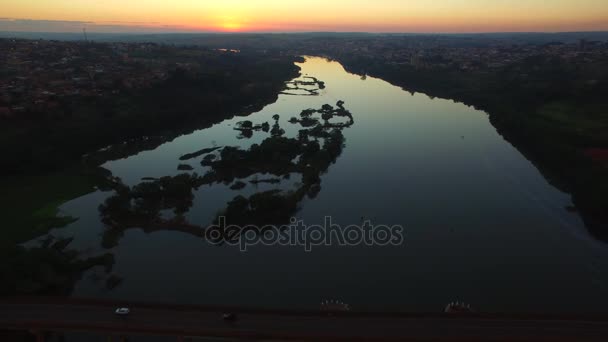 Filmagem aérea Rio ao pôr do sol na cidade de Barra Bonita, no estado de São Paulo - Brasil. Julho, 2016 . — Vídeo de Stock
