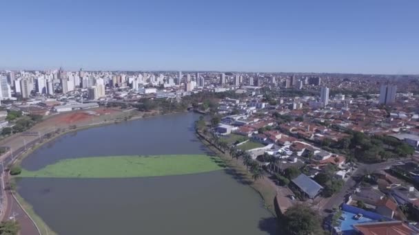 Images aériennes de la ville de Sao Jose do Rio Preto dans l'état de Sao Paulo au Brésil. Juillet, 2016 . — Video