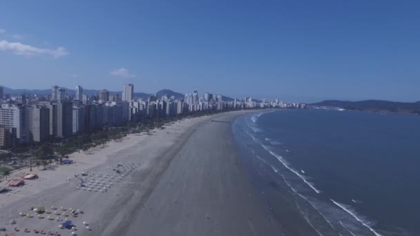 Εναέρια πλάνα της παραλίας την πόλη του Σάντος στο κράτος του Σάο Πάολο στη Βραζιλία. Ιουλίου, 2016 — Αρχείο Βίντεο