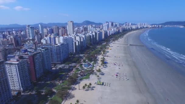 Imágenes aéreas de la playa de la ciudad de Santos en el estado de Sao Paulo en Brasil. julio, 2016 — Vídeos de Stock