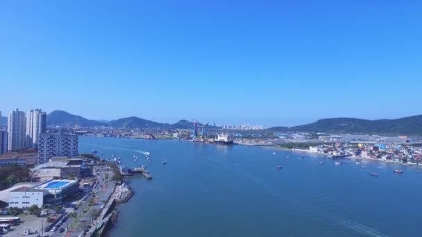 Filmato aereo della spiaggia della città di Santos nello stato di San Paolo in Brasile. luglio, 2016 — Video Stock