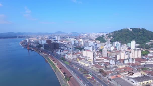 Imágenes aéreas de la playa de la ciudad de Santos en el estado de Sao Paulo en Brasil. julio, 2016 — Vídeo de stock