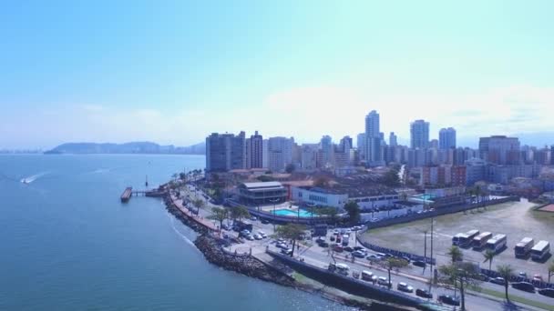 Images aériennes de la plage de la ville de Santos dans l'État de Sao Paulo au Brésil. Juillet, 2016 — Video