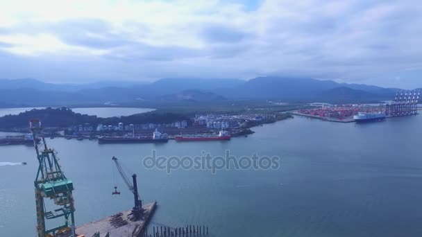 Filmato aereo Il porto di Santos. Città Santos nello stato di San Paolo Brasile. luglio, 2016 . — Video Stock