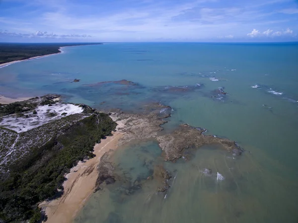 Vista aérea Mar verde en una costa de playa brasileña en un día soleado — Foto de Stock