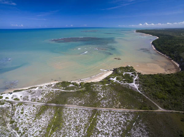 Vista aérea Mar verde en una costa de playa brasileña en un día soleado — Foto de Stock