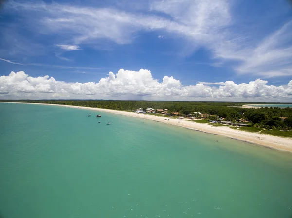 Vista aérea Mar verde em uma costa de praia brasileira em um dia ensolarado — Fotografia de Stock