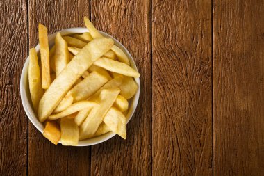 Patates kızarmış kısmı ahşap arka plan üzerinde