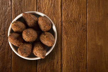 Kibe kızartma kısmı ahşap arka plan üzerinde