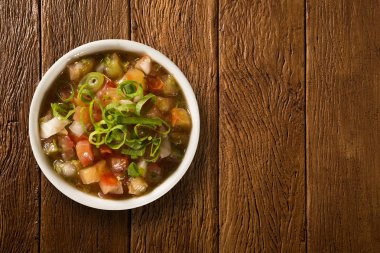 Vinagrette ahşap arka plan üzerinde