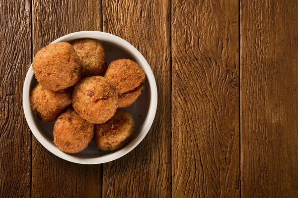 Kartoffelkugel gebratene Portion auf dem Holz Hintergrund — Stockfoto