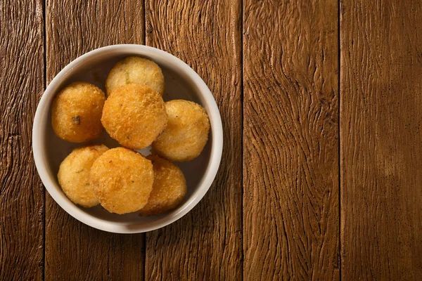 Manioc bola frita porción en el fondo de madera —  Fotos de Stock