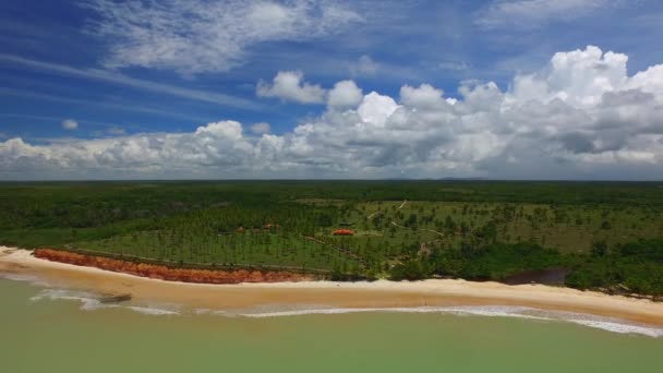 Flygfoto i Barra do Cahy beach, Discovery Coast i Bahia Brasilien. Februari 2017. — Stockvideo