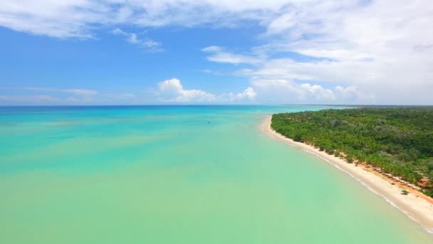 Vista aérea mar verde na costa da praia brasileira no dia ensolarado. Cumuruxatiba, Bahia, Brasil. Fevereiro, 2017 . — Vídeo de Stock