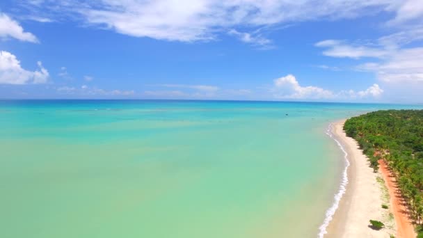 Luchtfoto groene zee op Braziliaanse strand kust op zonnige dag. Cumuruxatiba city, Bahia, Brazilië. Februari, 2017. — Stockvideo