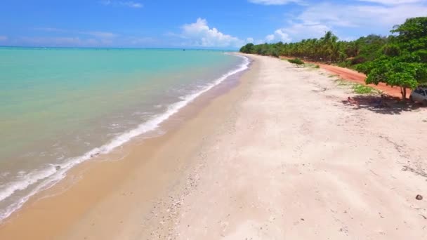 Vista aérea al mar verde en la costa de la playa brasileña en el día soleado. Cumuruxatiba, Bahia, Brasil. febrero, 2017 . — Vídeo de stock