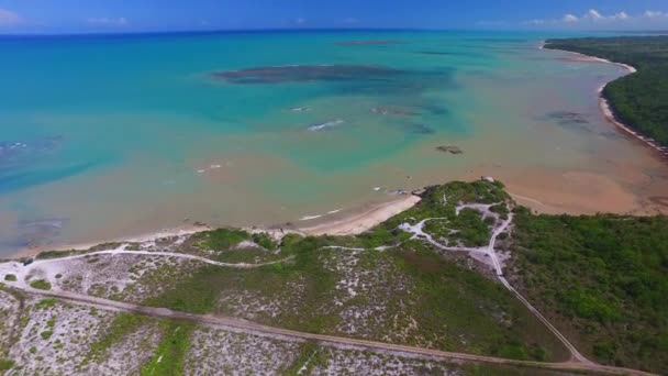 Anteny Zobacz zielone morze na brazylijskiej plaży wybrzeża w słoneczny dzień w Moreira's beach, w stanie Bahia, Brazylia. Luty 2017. — Wideo stockowe