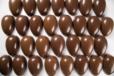 Birkaç yumurta çikolata fabrikasında