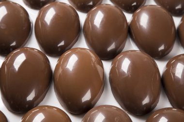 Birkaç yumurta çikolata fabrikasında