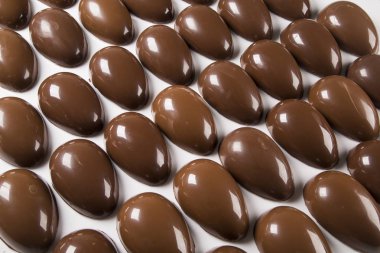 Birkaç yumurta çikolata fabrikasında