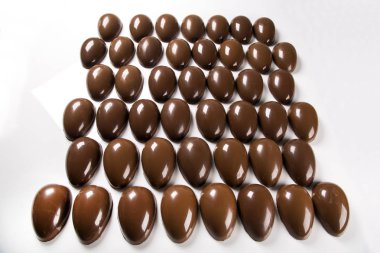Birkaç yumurta çikolata fabrikasında