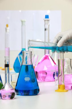 Laboratuvar malzeme ile renkli sıvı gerçekçi cam tencere kimyasal bileşimi test soya ve Mısır için.