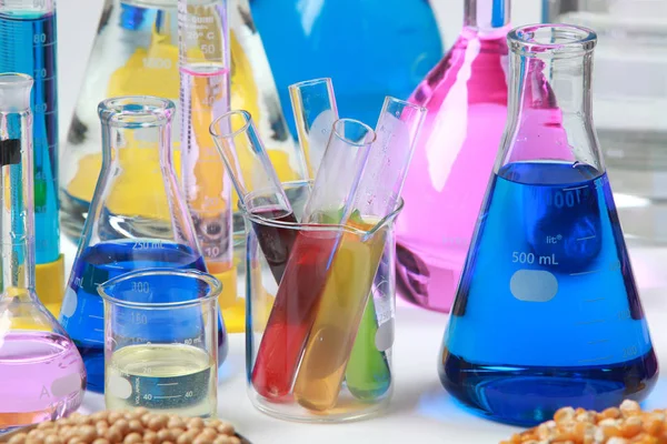 Состав лабораторного материала с цветными жидкостями в реалистичных стеклянных горшках химический тест на сою и кукурузу . — стоковое фото