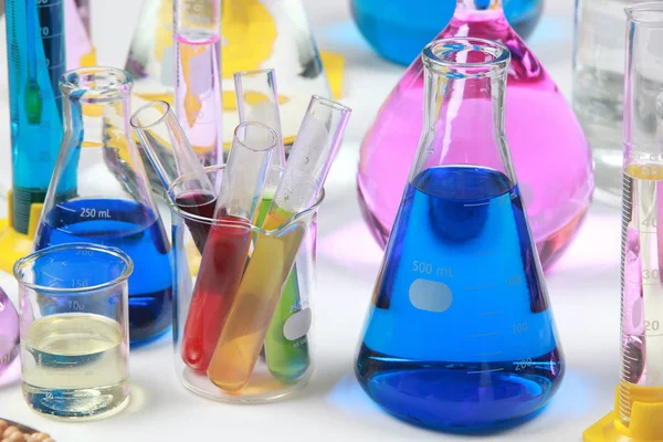 Sammansättningen av laboratoriematerial med färgade vätskor i realistiska glas krukor kemiska test för soja och majs. — Stockfoto