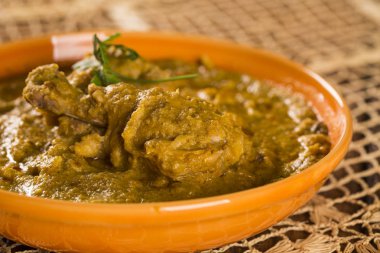 Tavuk ve sosu bir plaka üzerinde polenta. Polenta ile Xinxim.