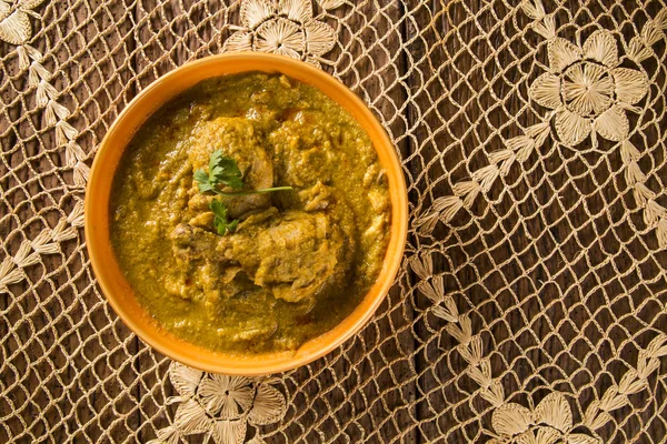 Polenta mit Huhn und Soße auf einem Teller. Xinxim mit Polenta. — Stockfoto