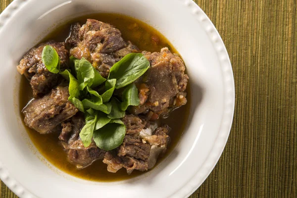 Бразильская традиционная еда называется бычий хвост с рукколой — стоковое фото