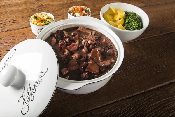 Brezilyalı Feijoada yemek.
