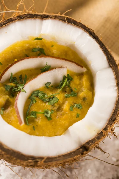 Sopa de Sururu dentro de um coco. Prato brasileiro . — Fotografia de Stock