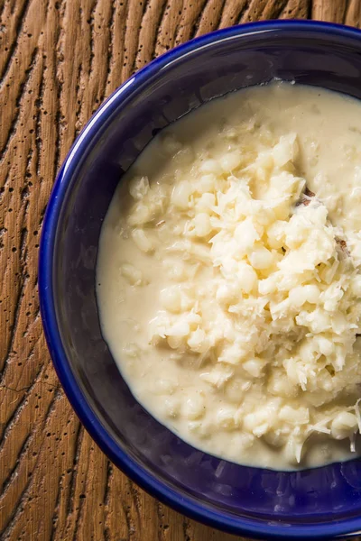 Brasilianische Dessert Canjica unsere Mungunza aus weißem Mais in blauer Schleife — Stockfoto