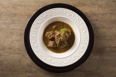 Rustik güveç et soslu beyaz plaka