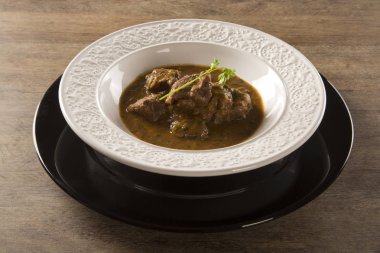 Rustik güveç et soslu beyaz plaka