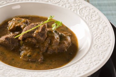 Rustik güveç et soslu beyaz plaka