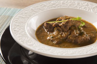 Rustik güveç et soslu beyaz plaka