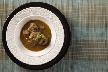 Rustik güveç et soslu beyaz plaka