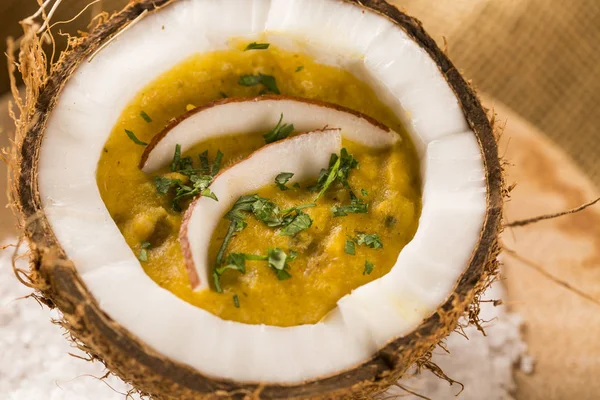 Sopa de Sururu dentro de um coco. Prato brasileiro . — Fotografia de Stock