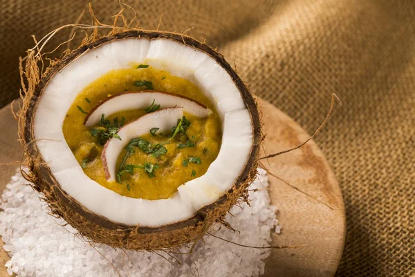 Sopa de Sururu dentro de um coco. Prato brasileiro . — Fotografia de Stock
