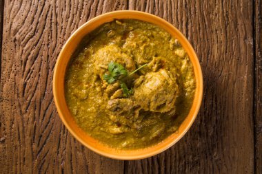 Tavuk ve sosu bir plaka üzerinde polenta. Polenta ile Xinxim.