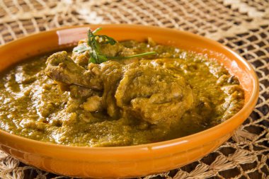 Tavuk ve sosu bir plaka üzerinde polenta. Polenta ile Xinxim.